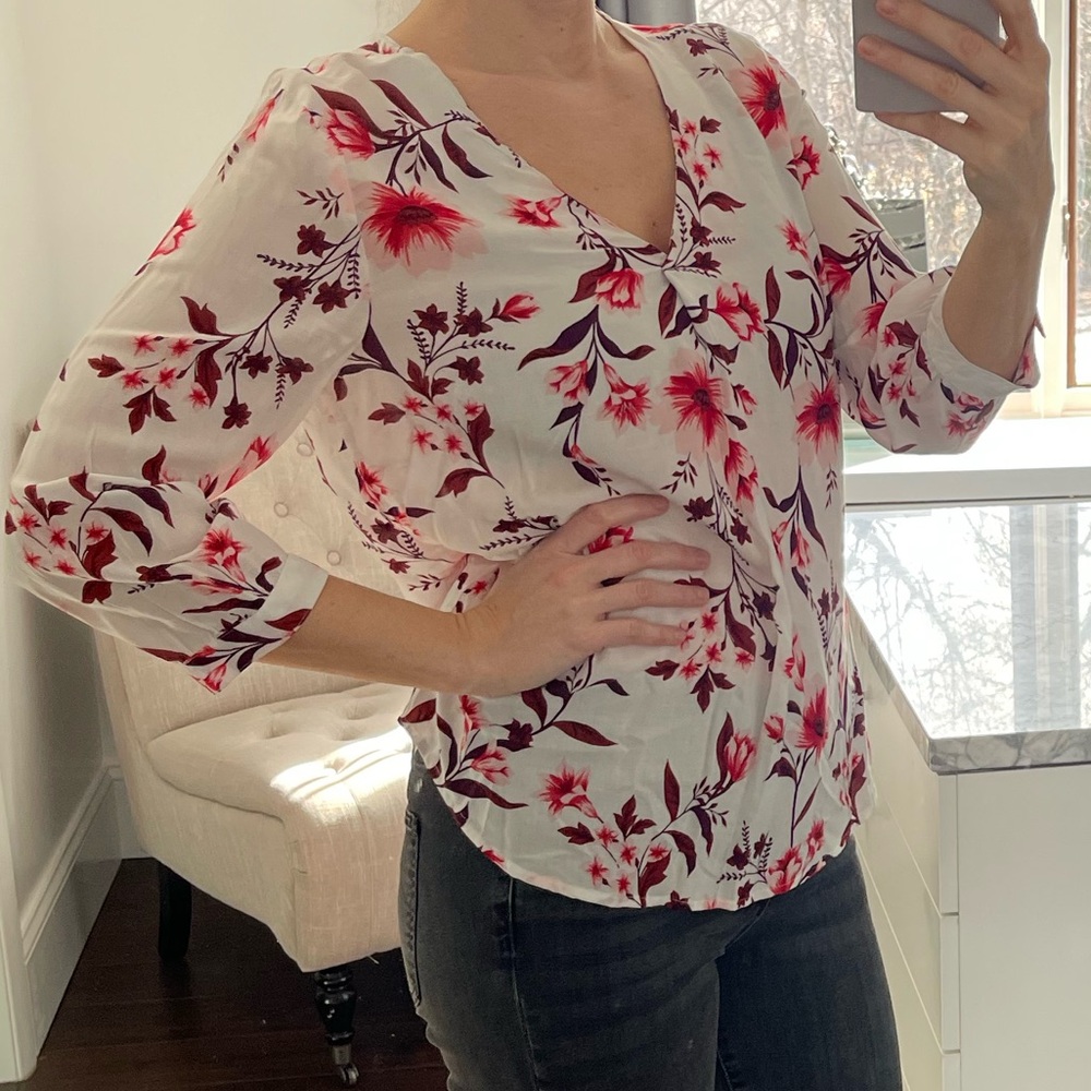 Gap Woman Three quarter sleeve Floral Blouse. Size M